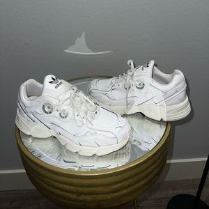 Adidas Astir sneaker sz 8 women’s